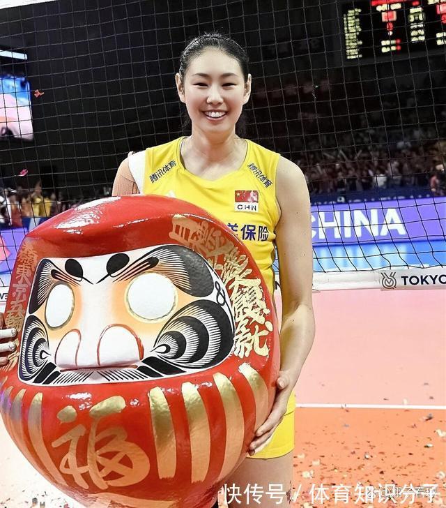 妮姐|女排功勋晒年夜饭,海鲜大餐好丰盛,球迷:可以去你家吃饭吗?