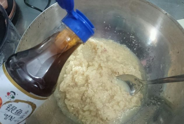 做辣白菜，只抹辣椒面可不行！教你正宗做法，又辣又脆爽，真好吃