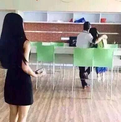 |搞笑图片幽默段子笑话妹子也是扎心了,心爱的人跟别人在一起了