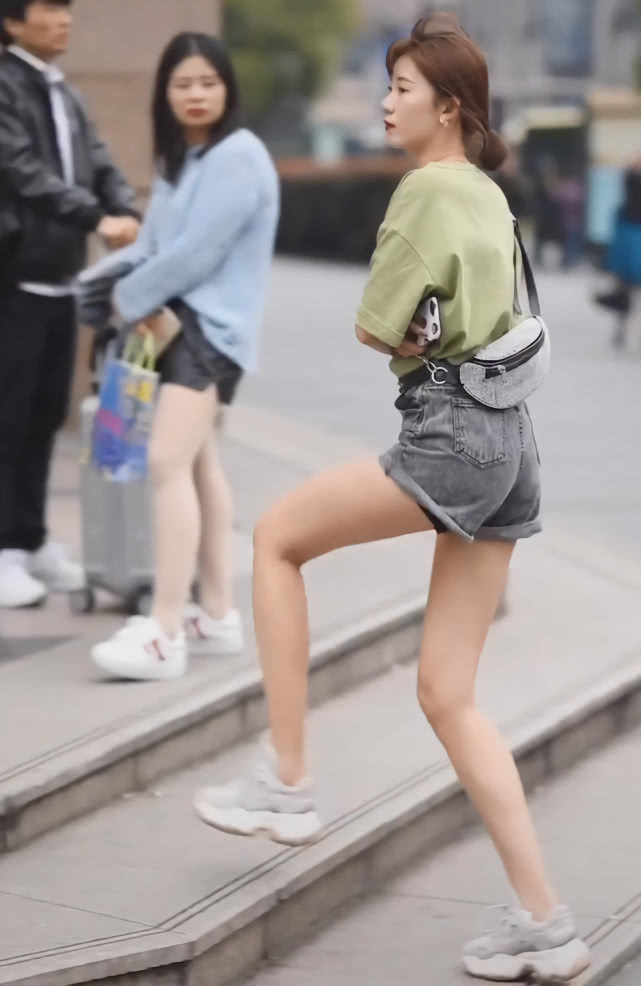 小姐姐|穿搭清爽的小姐姐,一脚跨过两级宽台阶,旁边阿姨怕是假腿吧