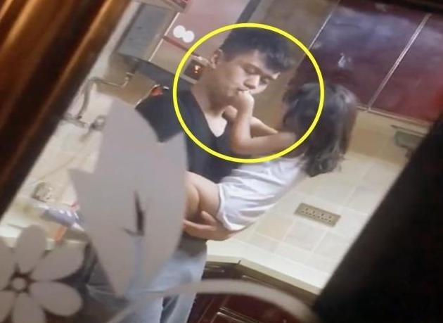 妈妈|妈妈出差刚回家,还以为老公闺女热炕头,结果在厨房看到这一幕