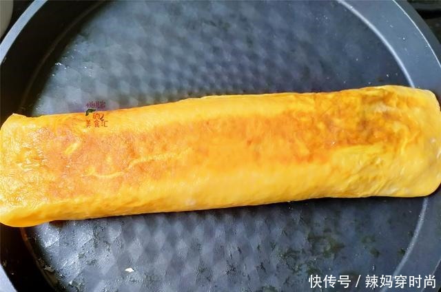 1碗糯米,4个鸡蛋,教您做冷天营养早餐,简单一卷,比烧麦好吃