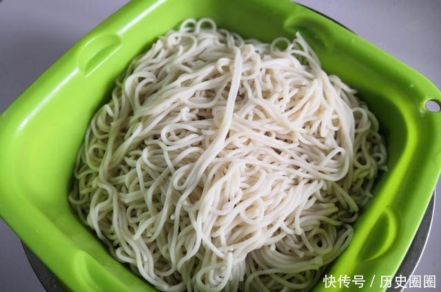 面条别总煮着吃了，试试这做法，营养一锅省事，天热我家经常做！