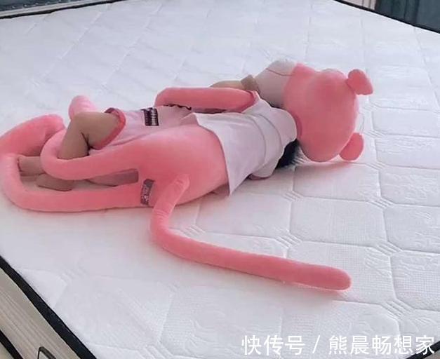 妈妈|奶爸哄娃睡觉,妈妈不放心去卧室查看,推门一看,气得妈妈笑喷了