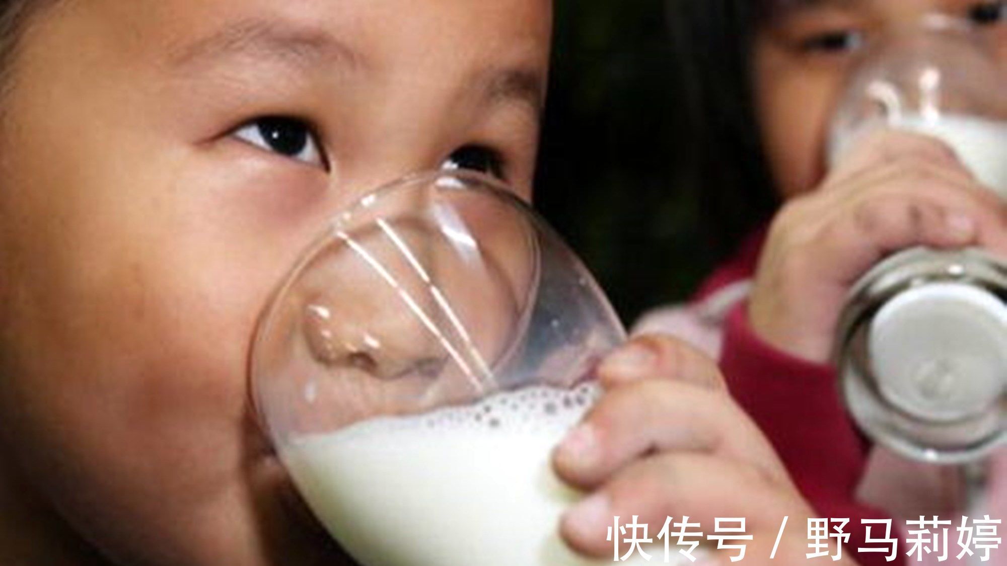 精神状态|老大奶奶带天天喝牛奶,老二姥姥带从不喝牛奶,不到5年差距明显