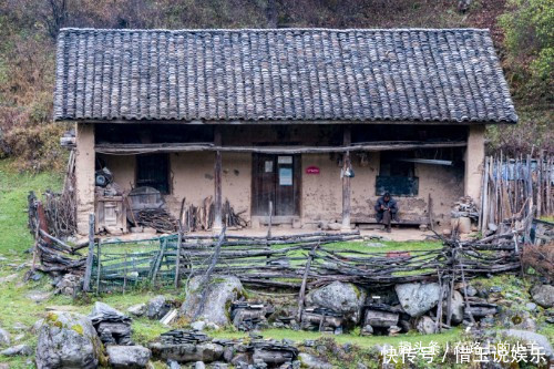 秦岭山中藏着一片草原，牛羊成群却不见主人放养，风景不输新疆