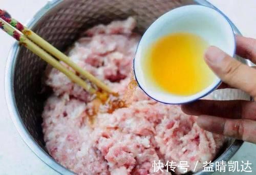 正确|饺子馆的饺子为啥那么好吃？教你正确做法，饺子鲜嫩多汁，香味足