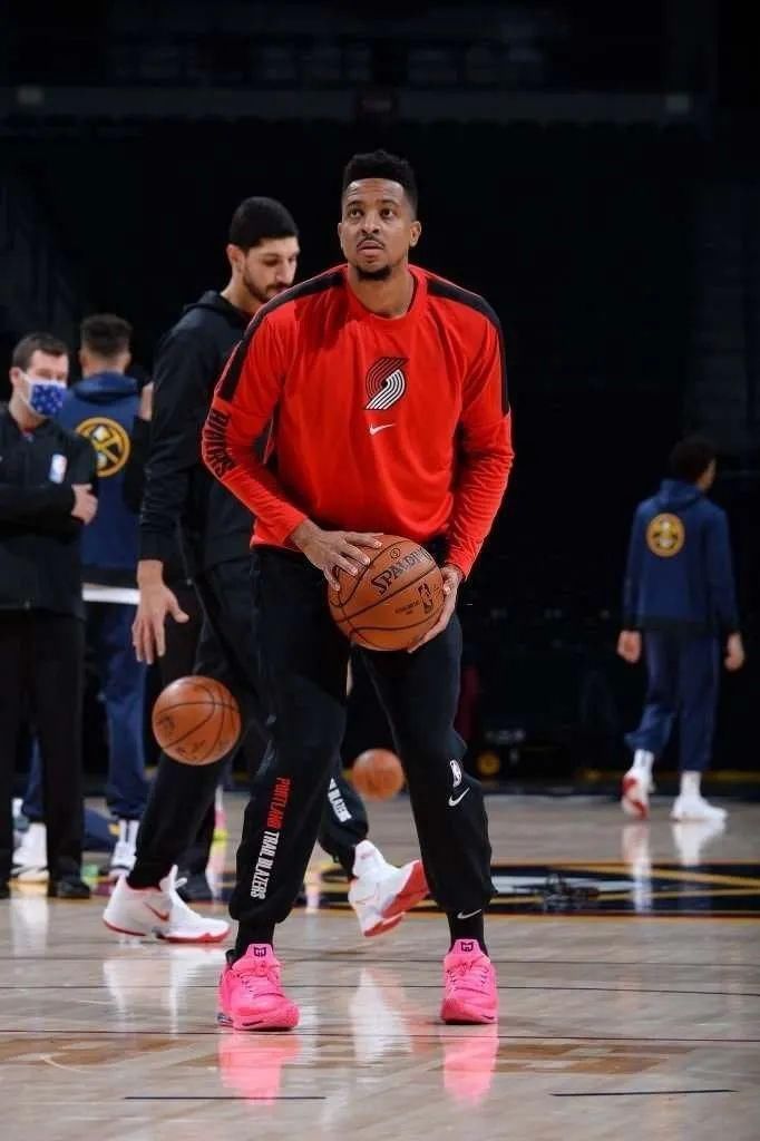 adizero 太骚了吧!这五双猛男色球鞋,你绝对喜欢…