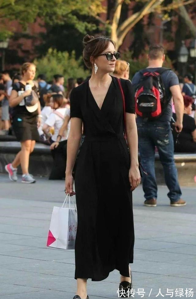 搭配 平底鞋的好,连讲究的英国女王都抗拒不了,更何况我们呢!