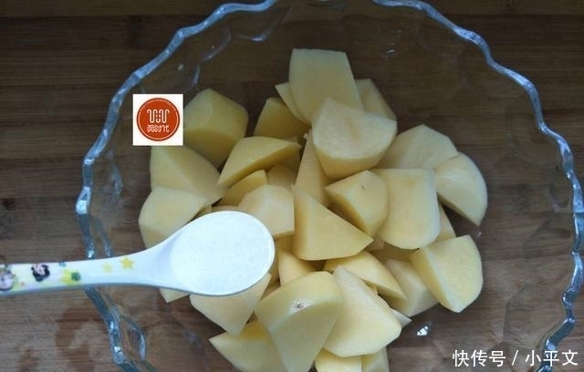土豆新吃法,这么做简单又美味,比肉都好吃,做一盘,上桌就光盘