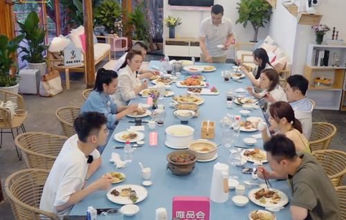 林峯|不愧是奥运冠军!周捷在沙滩秀一字马,邹凯原地后空翻