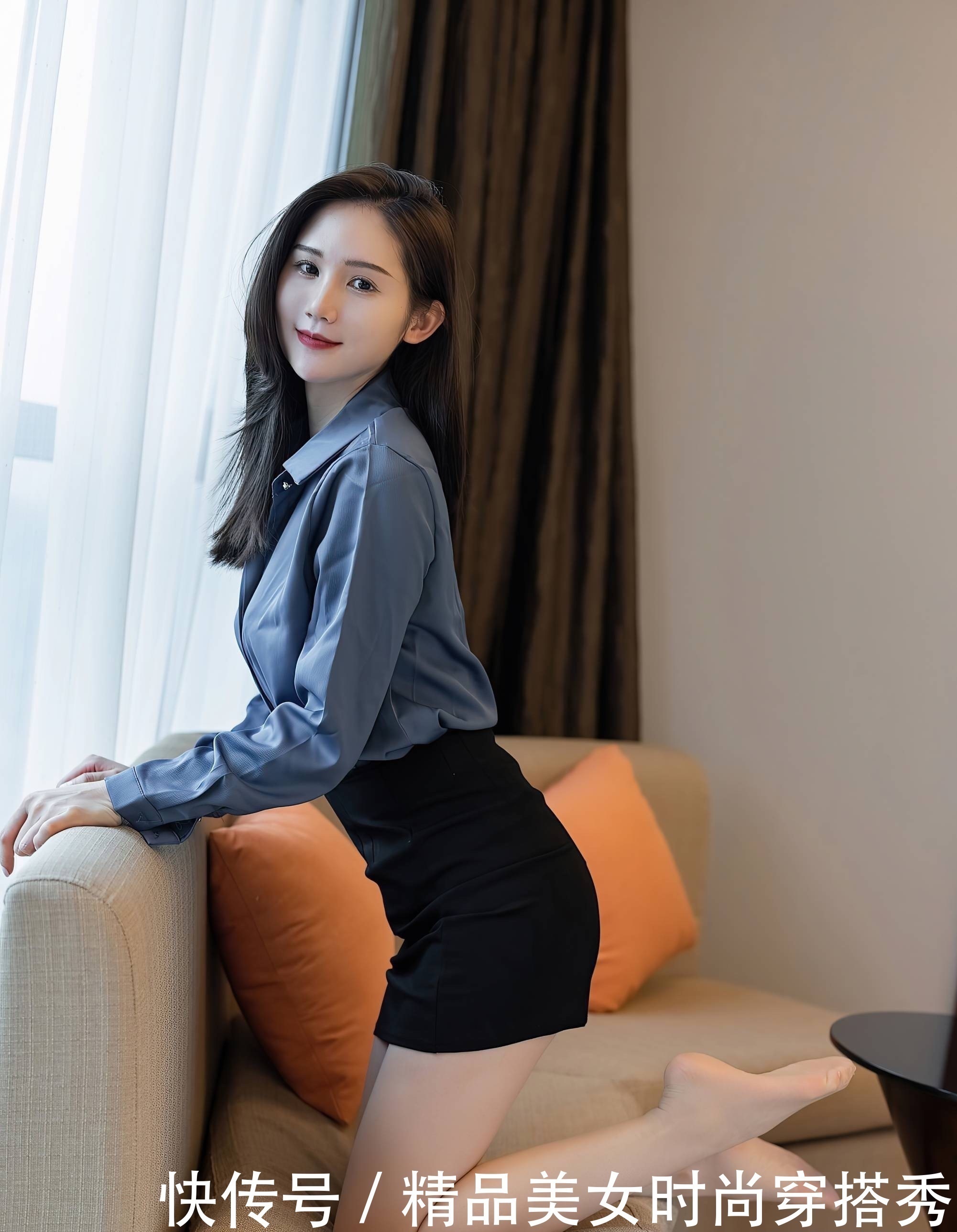 大长腿 深蓝色衬衫下搭黑色的包臀裙很是优雅,一双尖头高跟鞋很有女人味