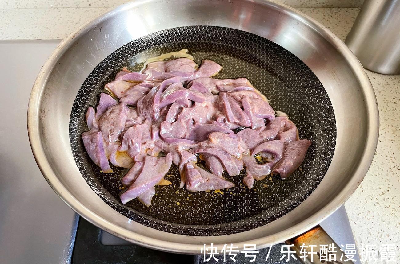 美味|猪肝怎么炒才滑嫩大厨教你一招，出锅不老不腥，健康营养又美味