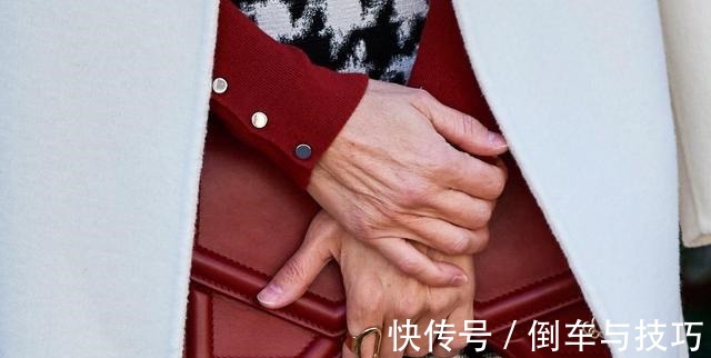 穿搭 莱蒂齐亚王后“萝卜裙”穿出新花样，搭配白色简洁大衣尽显好气质！