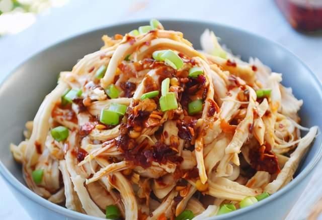 做凉拌鸡丝,开水下锅还是冷水下锅?记住3点,鸡肉鲜嫩滑不柴