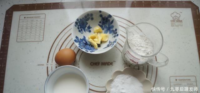 别买蛋糕了,平底锅就能做,半碗面粉一盒牛奶,轻松做出美味甜点!