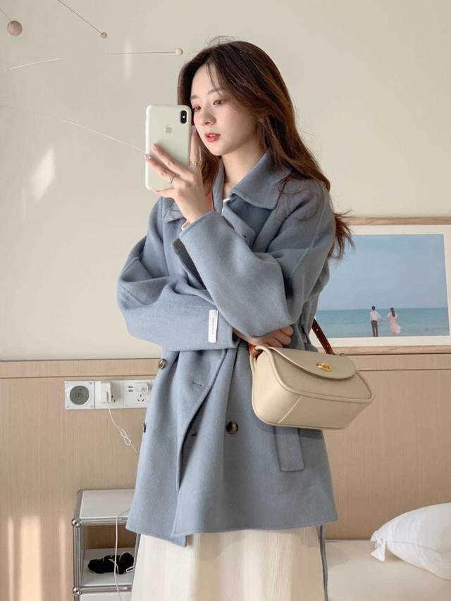 大衣|不止黑白灰经典,今冬更流行雾霾蓝大衣,时髦又百搭,太经典了
