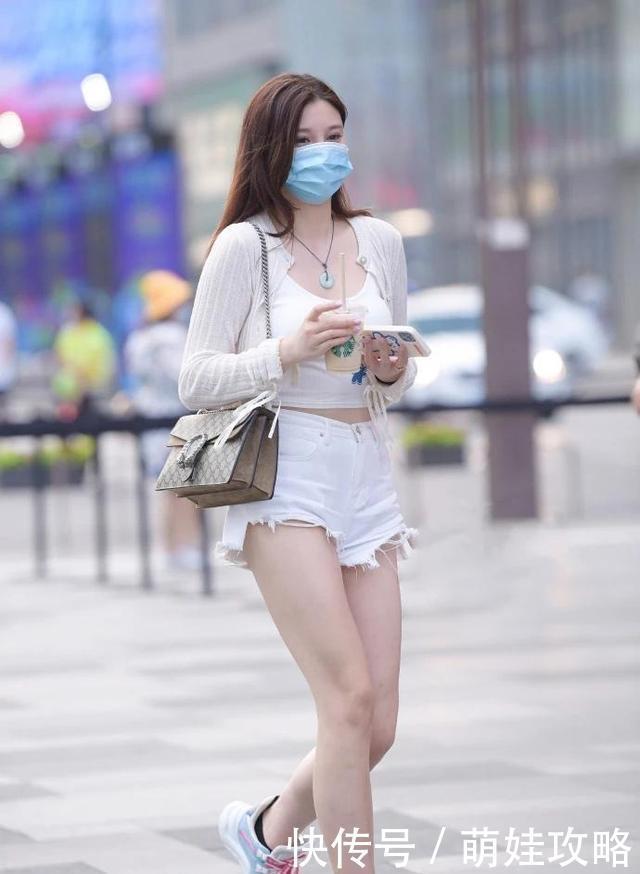 开衫|白背心加开衫搭配潮流短裤，简单舒适又显纯净，身材不一般