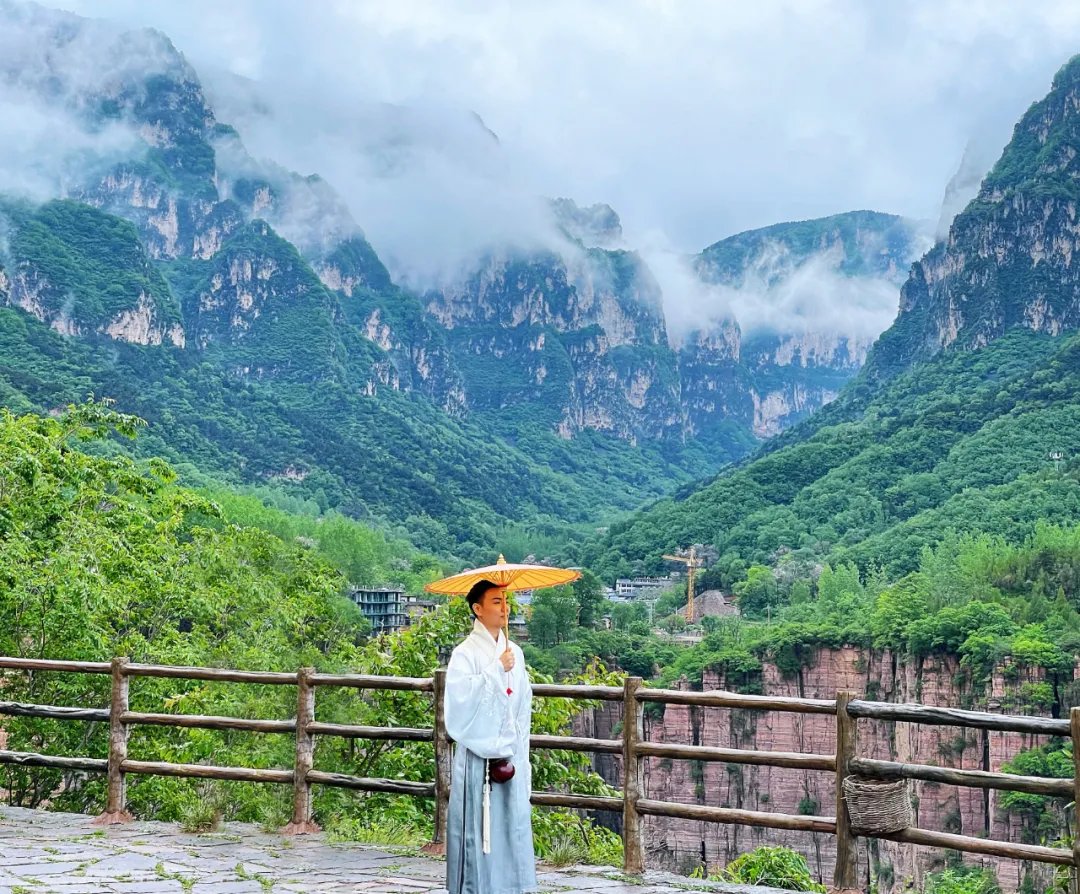 汉服|万仙山云海仙境中，霓裳曲裾轻舞，开启穿越千年时光的汉服之旅