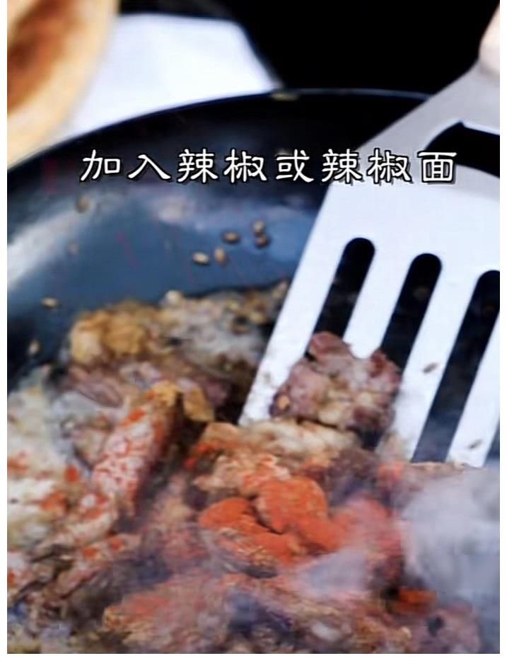 李亚鹏|李亚鹏在野外秀厨艺，还带上一个美女同行，一锅羊肉全糊了！