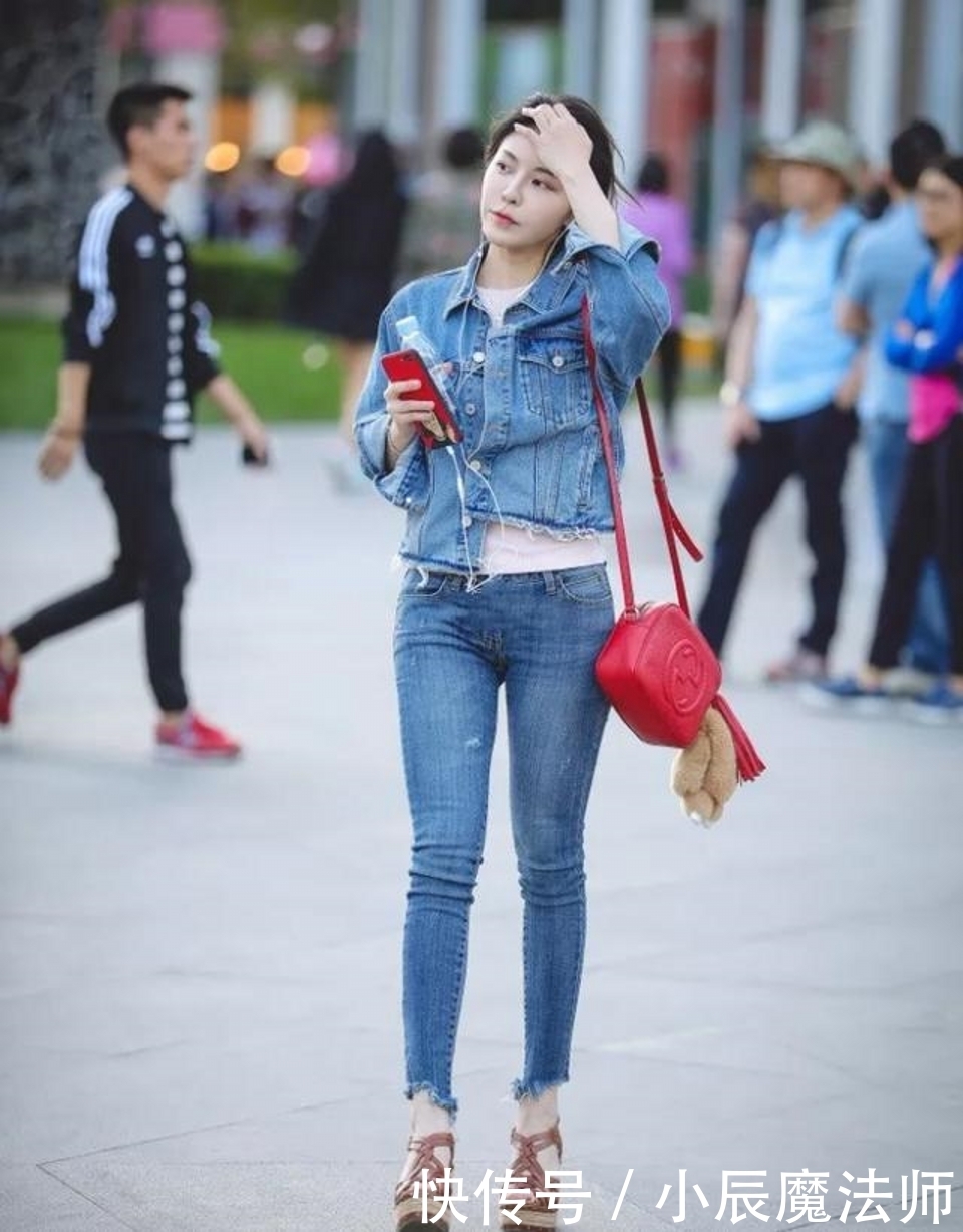 甜美|路人街拍,小姐姐长相甜美可人,显得更加的年轻