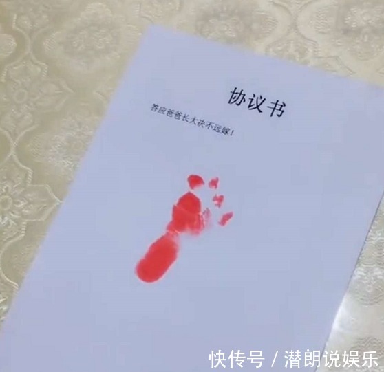 萌娃|爸爸担心女儿将来远嫁,趁着萌娃不懂事画押,网友好聪明