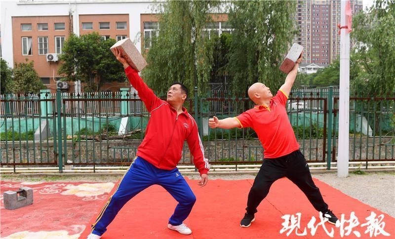 殷巷石锁|上下翻飞、花样百出,百斤石锁在76岁传承人手中“轻飘飘”