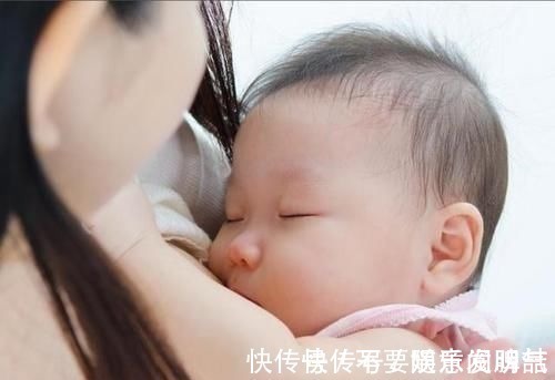 好奇心|三个月大的宝宝边喝母乳，边用手推妈妈，他想表达什么呢？