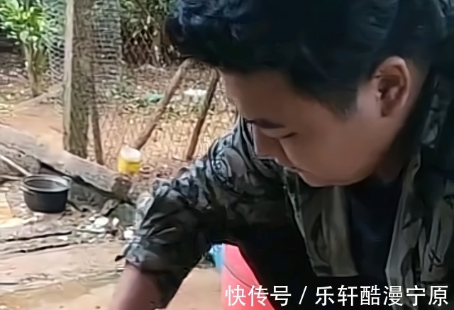 高水平|晚上好好吃一顿!全红婵哥哥把鱼收拾好,全妈全爸在一旁悠闲等待