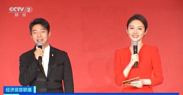 央視舉辦簽約活動,董卿主持意料之中,龍洋出現(xiàn)證明自身市場定位