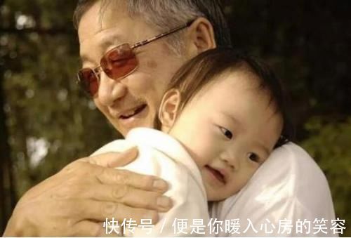 偷看|爷爷晚上哄娃睡觉不哭不闹,妈妈偷看后气炸了离我女儿远一点