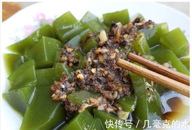 翡翠豆腐|农村随处可见的黄荆叶,加点草木灰做成黄荆翡翠豆腐,太好吃了!