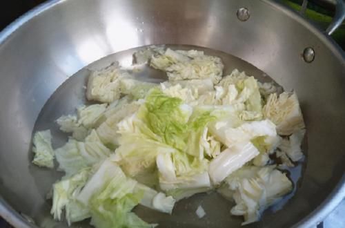  美食精选：白菜加蘑菇，年夜饭必备，男同胞吃了下酒，女人孩子吃了下饭！