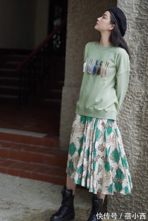 牛仔裤 卫衣才是春季的搭配王者,配裤子、裙子都超美,轻松远离老土感