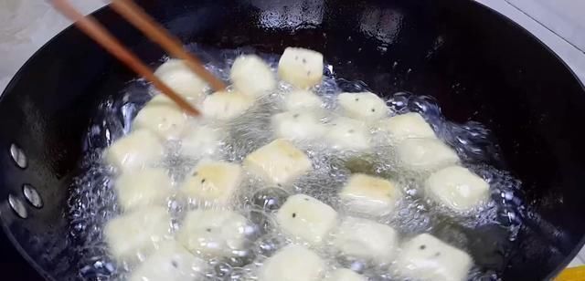 我家面粉就爱这样做,加4个鸡蛋,做法比麻花简单,比油条都好吃