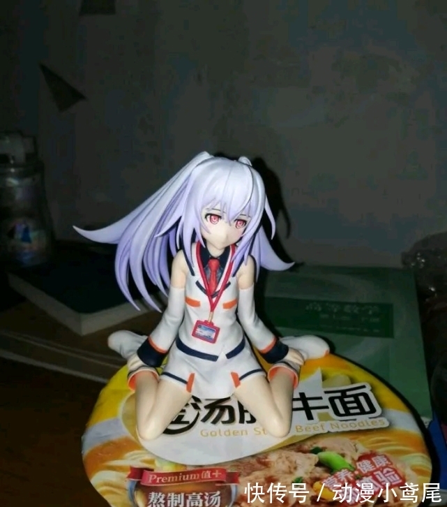 艾斯|用手辦來壓泡面，這是土豪行為，那你見過更“壕”的嗎？