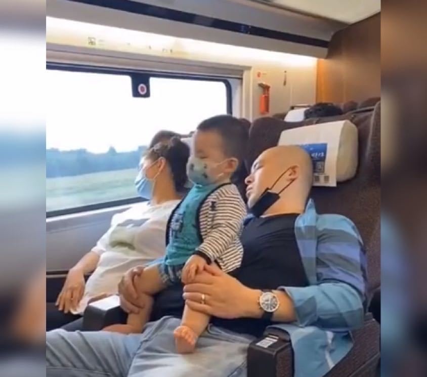 航空管理局|萌娃高铁上替熟睡的爸妈“站岗”火了,网友为这个家付出太多了