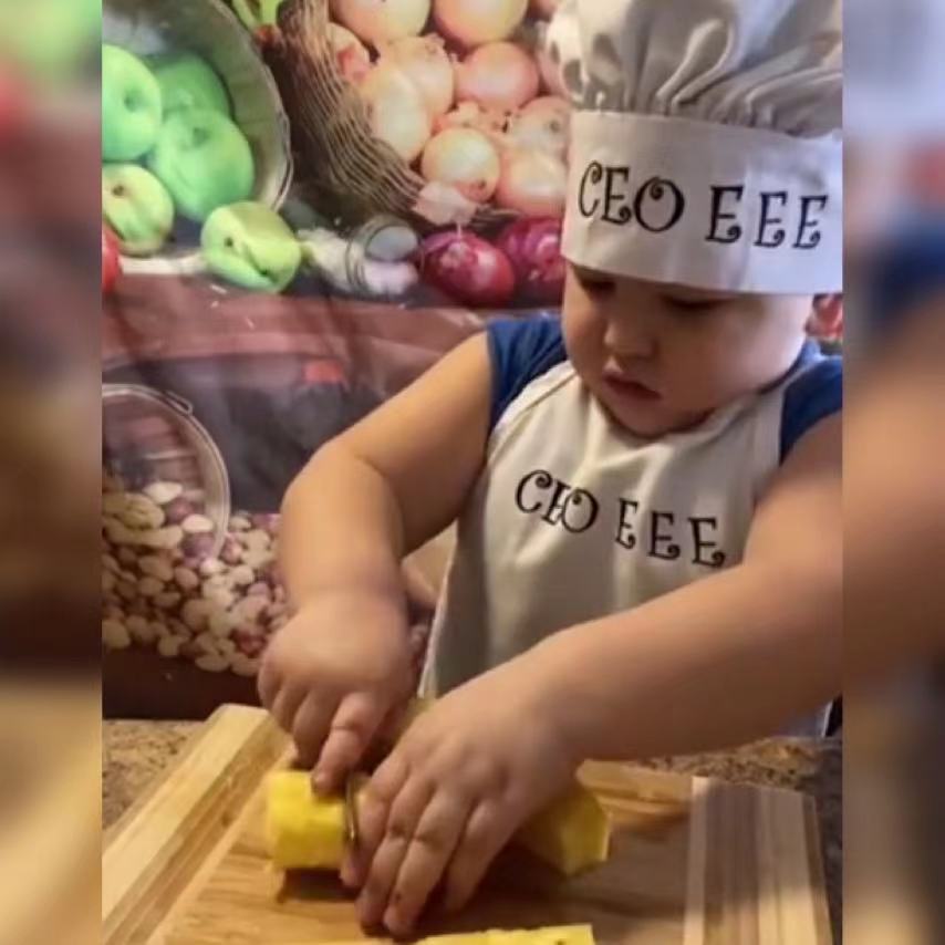 萌娃变身“小厨师”自己动手切水果获高赞,网友:看来平时没少练