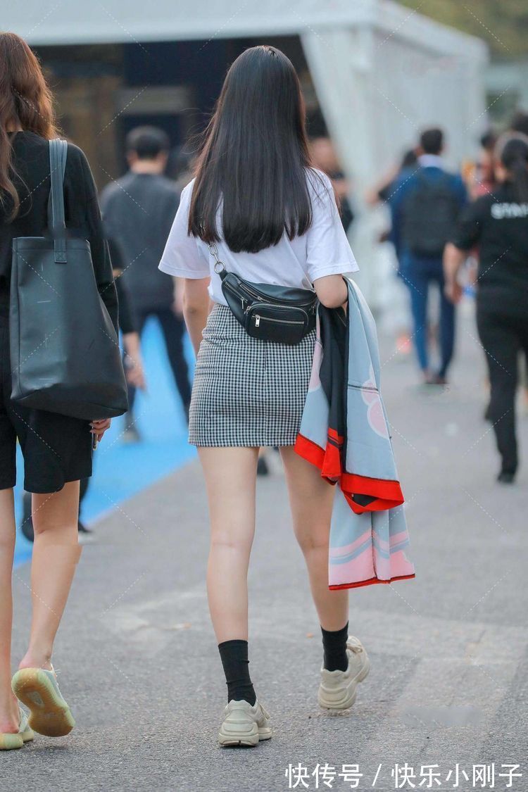 短袖 白色的短袖衫清新又显气质，高挑美丽又显清新