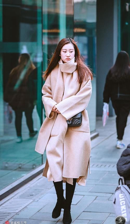 让自己|街拍:学习穿搭是一件巧妙的事情,因为它可以变化的招数有很多