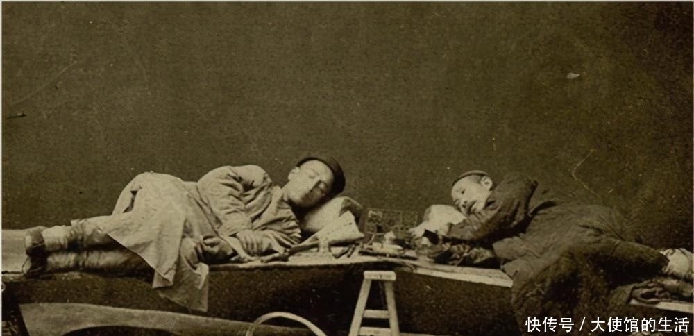 心疼|光绪年间老照片:小孩饿死街头,女子“三寸金莲”看着心疼