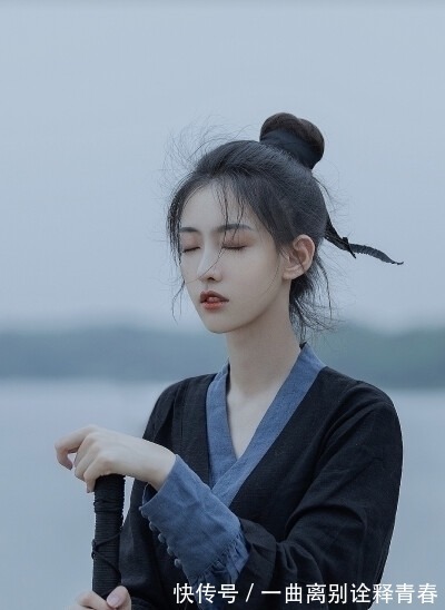 中秋词@苏轼很著名的一首中秋词,仅开篇13字就大气磅礴,美得让人心醉