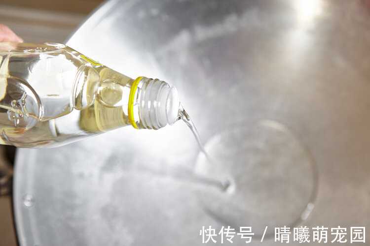 菜籽油|花生油、菜籽油、豆油,哪种更健康?建议:这“2种”油尽量少吃