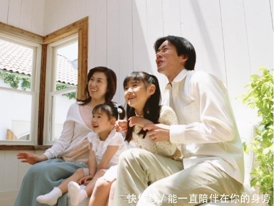 老两口|夫妻一连生了3个孩子,老了才知道疼错了人,孝顺娃从小就有迹象