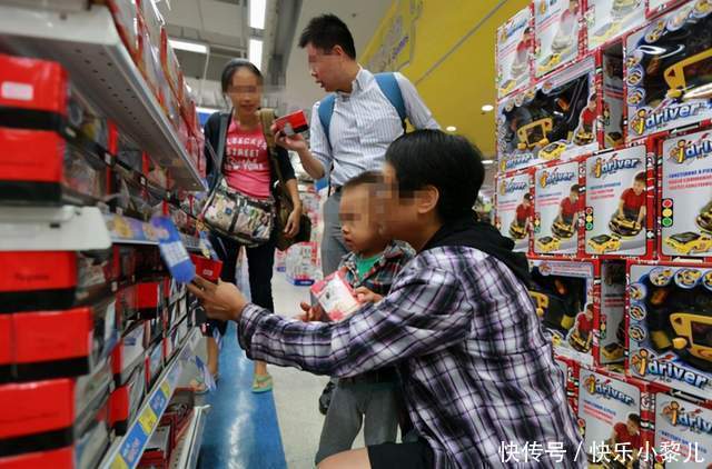 饮料瓶|孩子逛超市口渴,宝妈拿空饮料瓶结账,收银员:麻烦10倍赔偿
