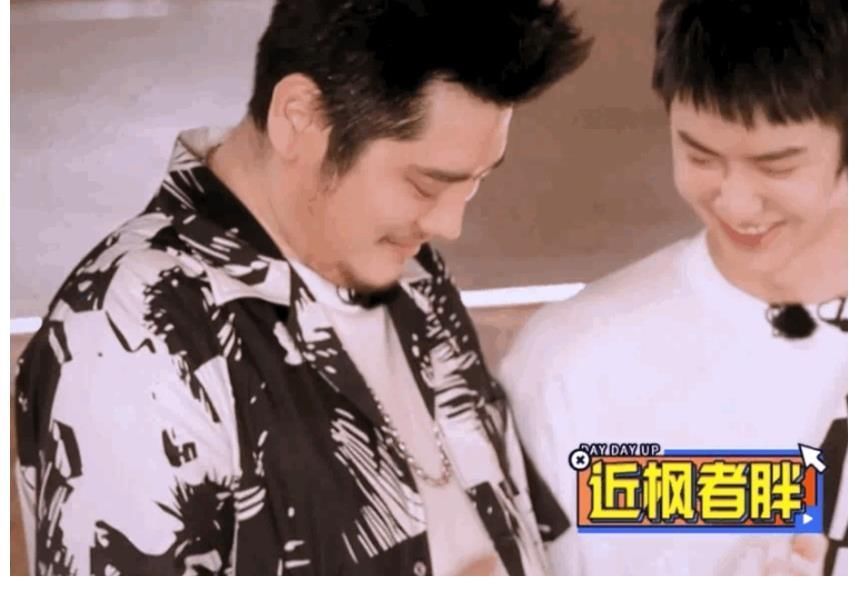 钱枫|王一博节目中撸串,表情一脸认真,吃饱后还被钱枫摸了摸肚子