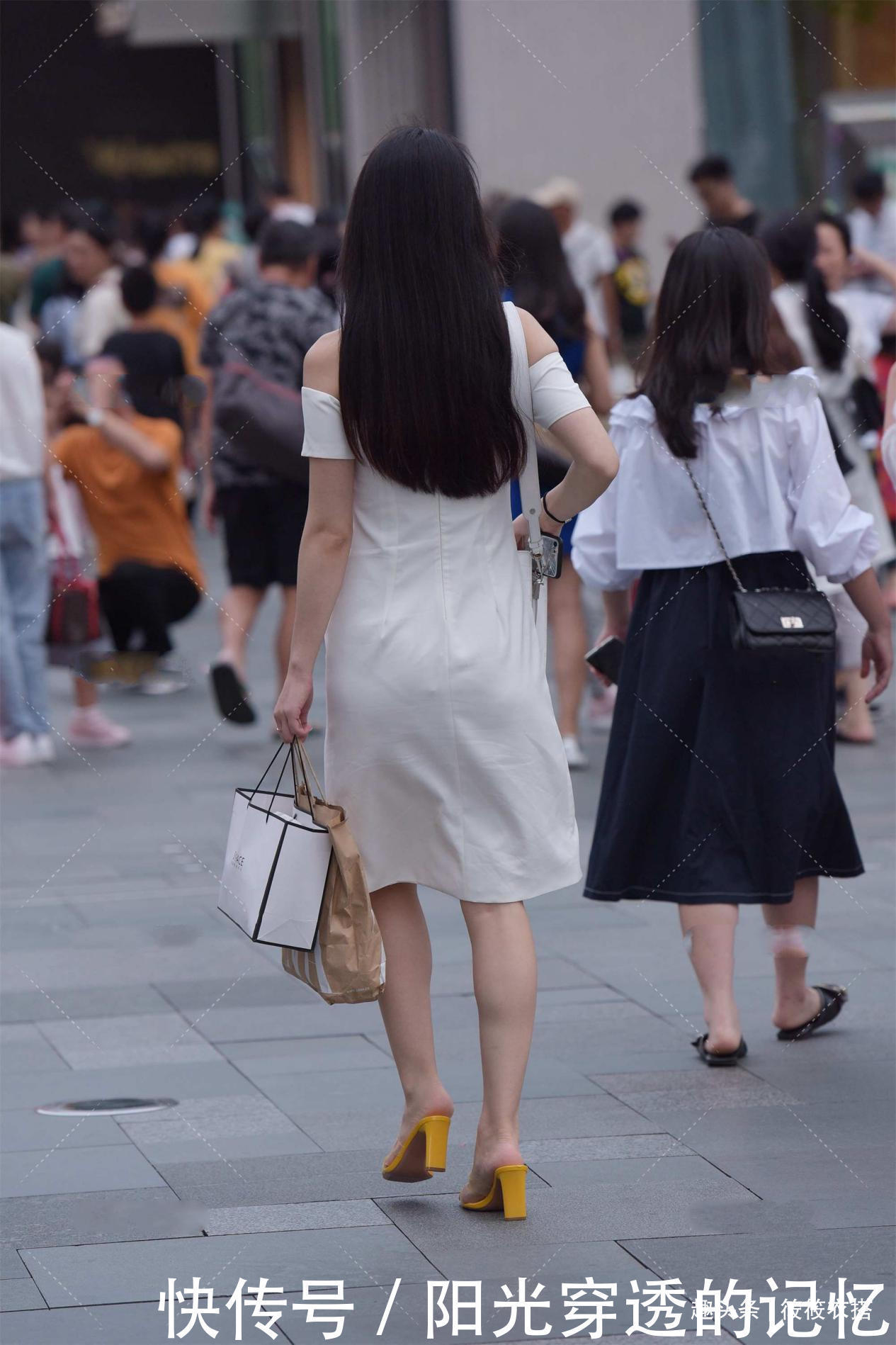 一字肩白色修身连衣裙,大方优雅,显清纯气质