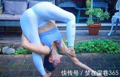 垫子|姑娘瘦身无从下手 试试4个瑜伽动作, 让你轻轻松松瘦下来