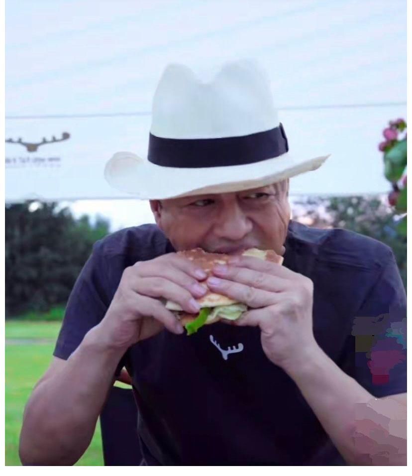 李亚鹏|李亚鹏在野外秀厨艺，还带上一个美女同行，一锅羊肉全糊了！