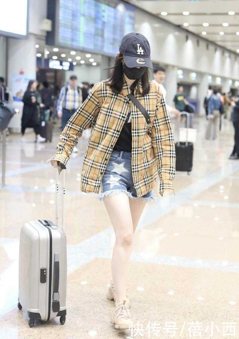 格纹|马蓉还不出道可惜了，穿大牌衬衫配短裤走机场，戴棒球帽嫩成00后